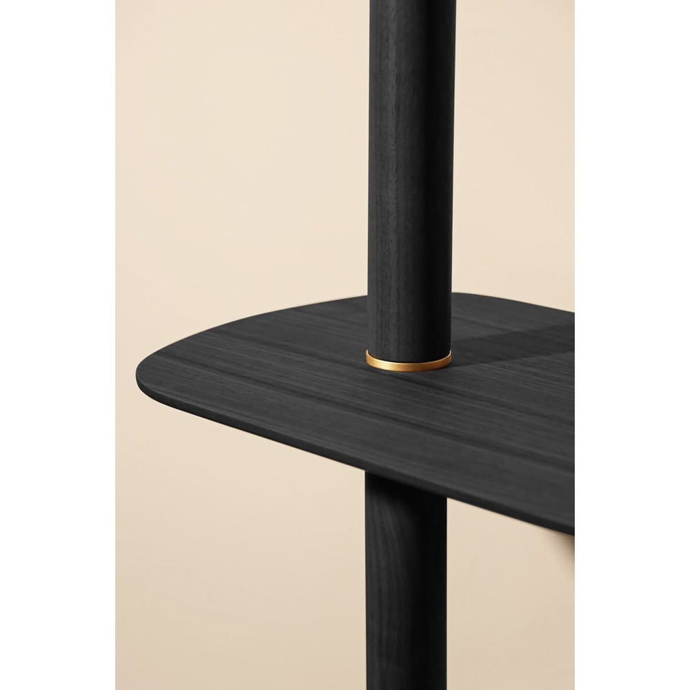 Detalj av svartbetsad ask på Nomon Axis 2 hyllsystem