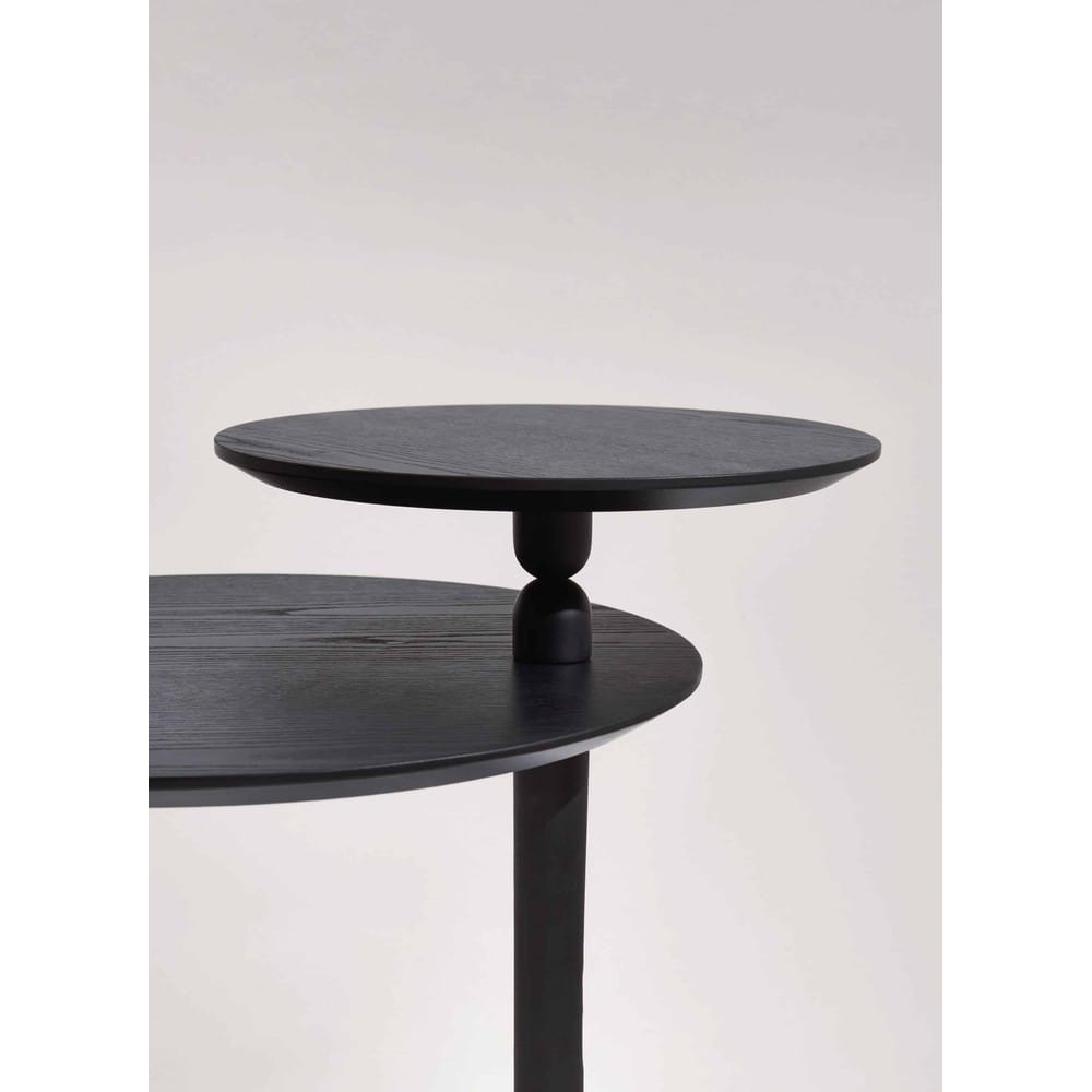 Detalj av svartbetsad ask och Sahara Noir-marmor på Nomon Mesa Vaivén