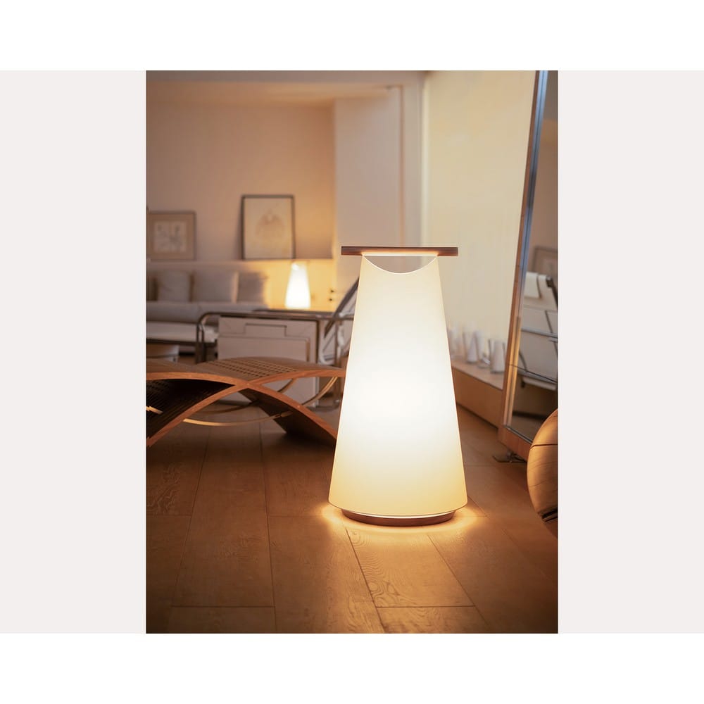 Catay Floor golvlampa från Nomon i varm vardagsrumsmiljö