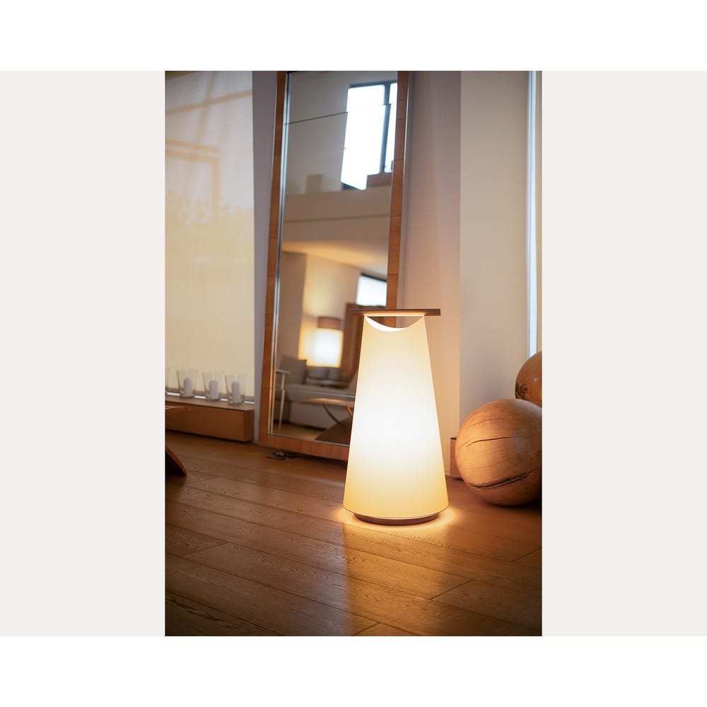 Catay Floor golvlampa med tänd pergamentskärm i japandi-inredning