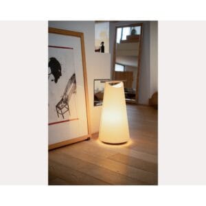 Catay Floor golvlampa placerad bredvid fåtölj i ljust rum